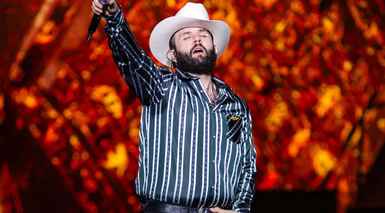 Carin León confirma si gay o no; esto fue lo que reveló el cantante.jpg