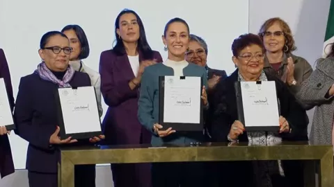Claudia Sheinbaum firma iniciativas en favor de las mujeres