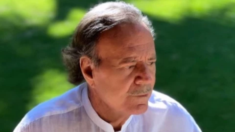 Así lucía Julio Iglesias a sus 21 años, tras recuperarse del accidente que casi le quita la vida