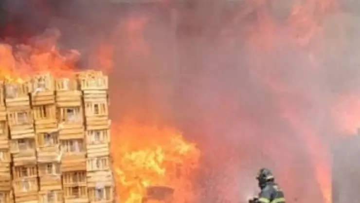 ¡Alarmante! Fuerte INCENDIO consume bodega y provoca evacuación de más de 50 personas; ¿Hay heridos?