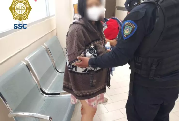 Los oficiales realizaban labores de patrullaje en la calle Camino a Nativitas en Xochimilco cuando fueron alertados por una mujer, la cual les comentó que su hija se encontraba con sangrado y dolores de parto dentro de su casa.
