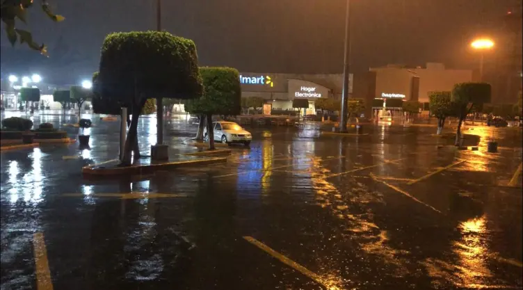 Asaltan 4 sujetos supermercado en Azcaptzalco