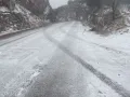 La nieve cubre las carreteras de Chihuahua con su característico color blanco.