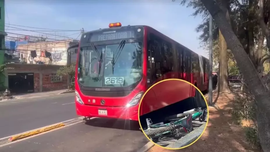 VIDEO: Ciclista murió aplastado por Metrobús tras invadir carril; así pasó