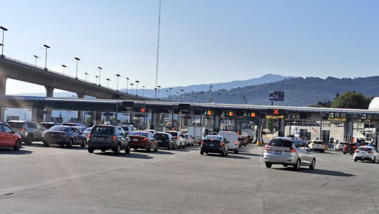 Se registra carga vehicular en la Autopista México-Cuernavaca por megapuente vacacional.