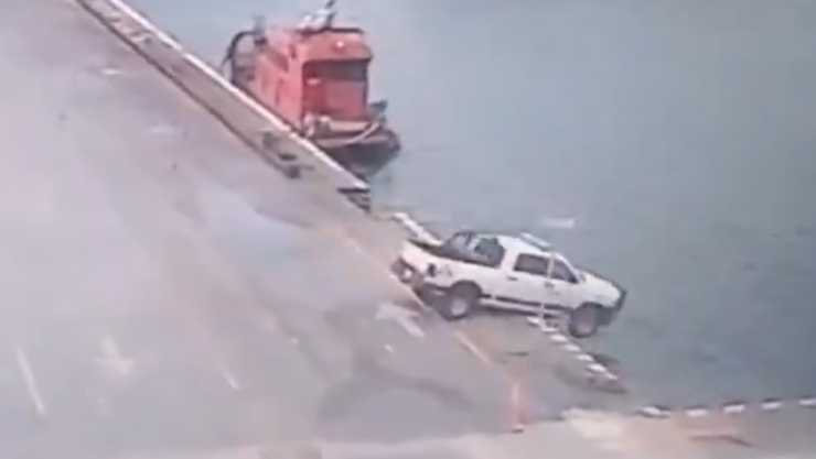 Camioneta se mete al mar en puerto de Veracruz