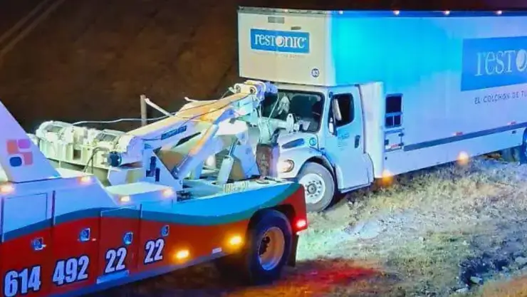 Tráiler choca contra camión