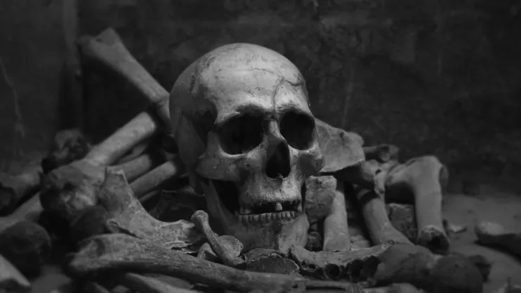 En Pomuch limpian los huesos de las tumban el Día de Muertos