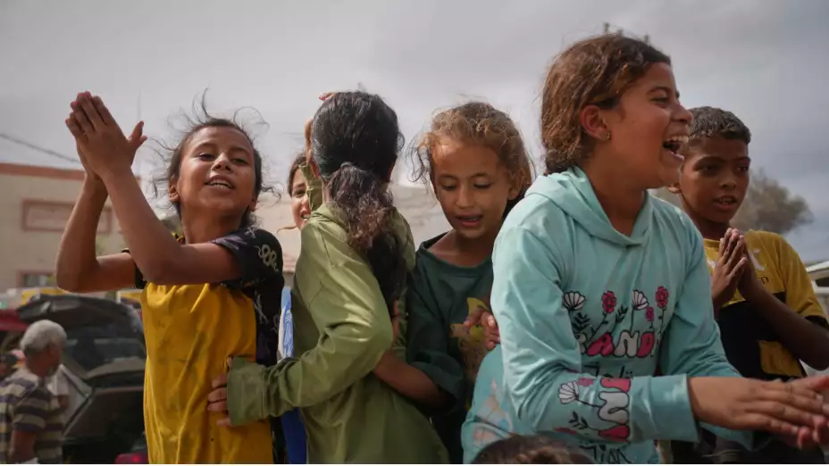 Niños palestinos celebran el anuncio de un plan de paz entre Israel y Hamás.