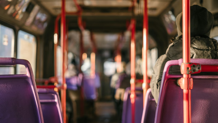 Hallan sin vida a actriz dentro de un autobús