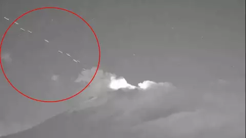 VIDEO_ Captan una serie de ovnis saliendo del Popocatépetl