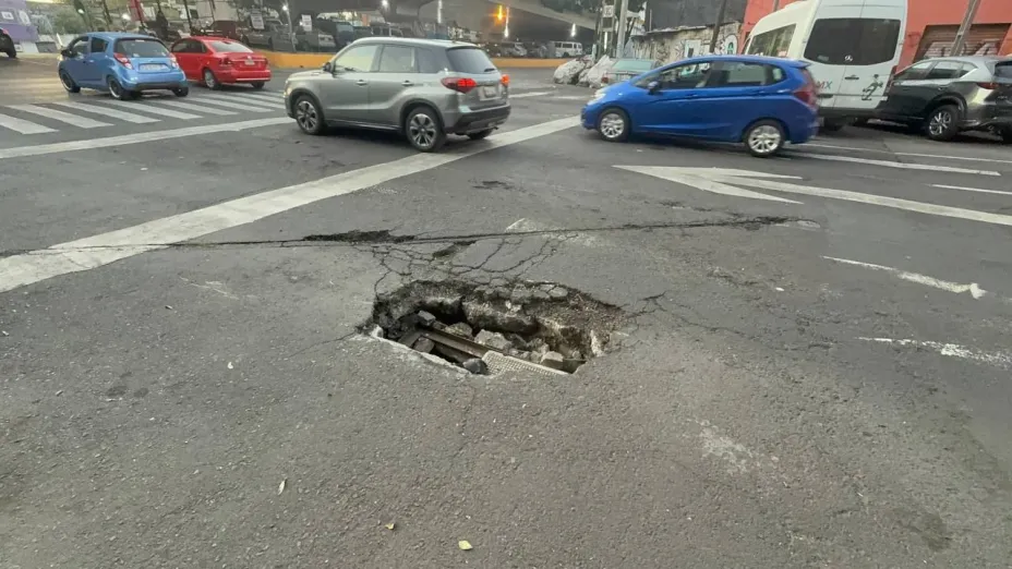 Registro en pésimas condiciones afecta movilidad en la Miguel Hidalgo