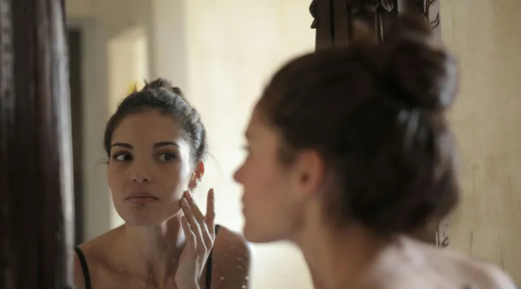 ¿Cuál es el truco de moda que te hará olvidar las mascarillas y cremas para cara?