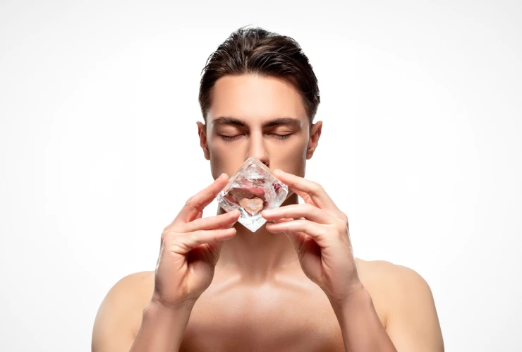 ¿Cómo usar hielo en la cara?: rutina de skincare antiedad y acné