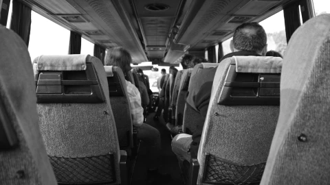 Autobús de pasajeros vuelca en Libramiento Lagos de Moreno 10 de enero de 2025; conductor huye.png