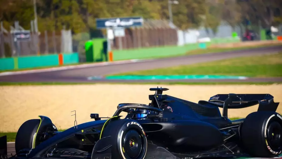 VIDEO: Sergio ‘Checo’ Pérez VUELVE a Subirse a un F1 y hace pruebas con Cadillac