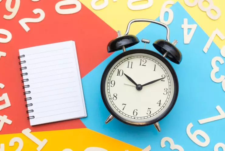 Un reloj, una libreta y números sobre fondos de color.