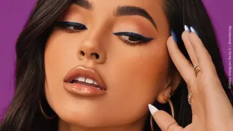 Becky G con uñas largas..jpg