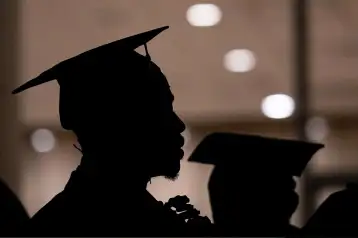 Silueta de un estudiante graduado en EU.