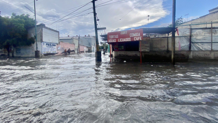 De igual manera se reportaron grandes encharcamientos que provocaron caos vial en la Av. República Federal en la alcaldía Iztapalapa.