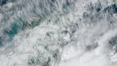 El sistema frontal 8 mantiene características de estacionario sobre Quintana Roo