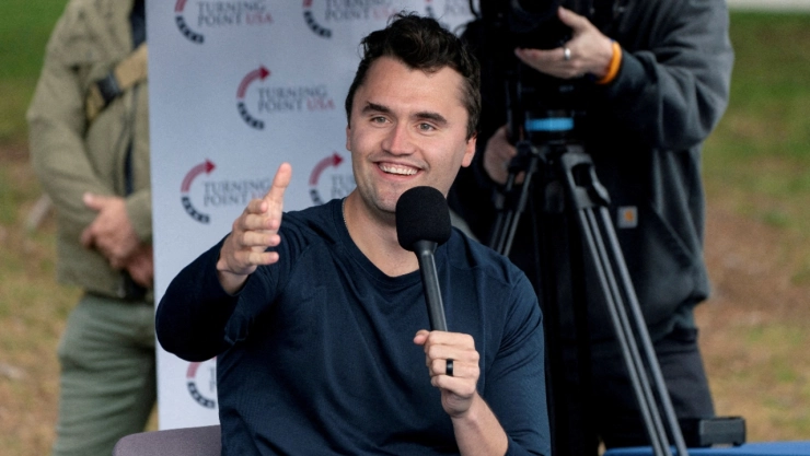 El Gobierno de Trump evalúa revocar visas a extranjeros que celebren el asesinato de Charlie Kirk, tras advertencia del Departamento de Estado.