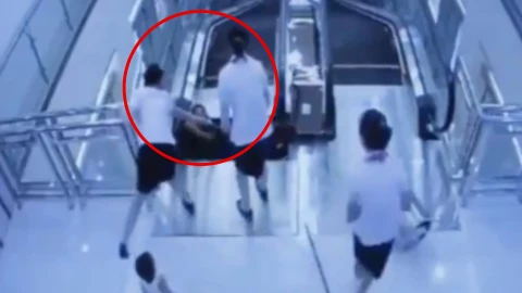 Escalera eléctrica se “traga” a una mujer.