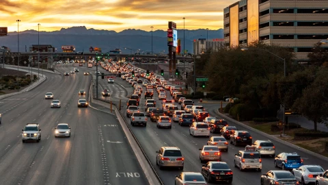 Autos recorriendo las calles de Las Vegas, Nevada