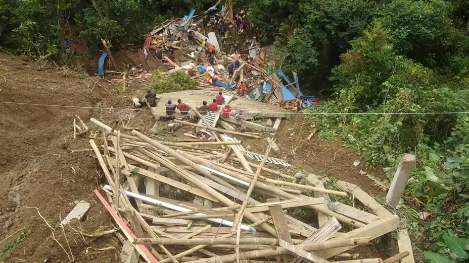 Rescatistas buscan sobrevivientes tras un alud en Indonesia.