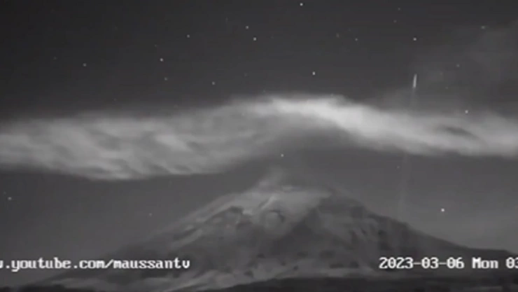 Captan supuesto OVNI salir del volcán Popocatépetl