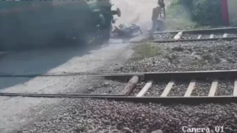 VIDEO: Motociclista cae en las vías y es arrollado por un tren en la India