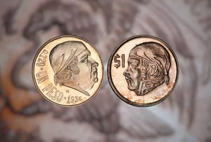 Pagan 200,000 por dos monedas mexicanas antiguas de un peso Morelos de 1971 y 1970.jpg