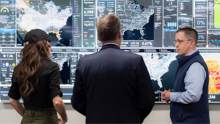 La Secretaria de Seguridad Nacional de Estados Unidos, Kristi Noem junto a autoridades estatales y locales en instalaciones de la Agencia Federal para el Manejo de Emergencias (FEMA)