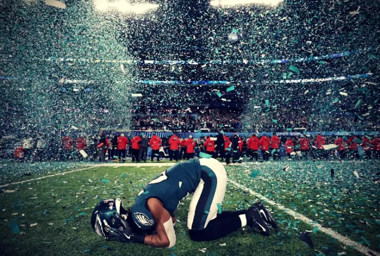 Patrick Robinson, de las Águilas de Filadelfia, celebra la victoria del Super Bowl LII contra los Patriotas de Nueva Inglaterra en el US Bank Stadium, Minneapolis, Minnesota.