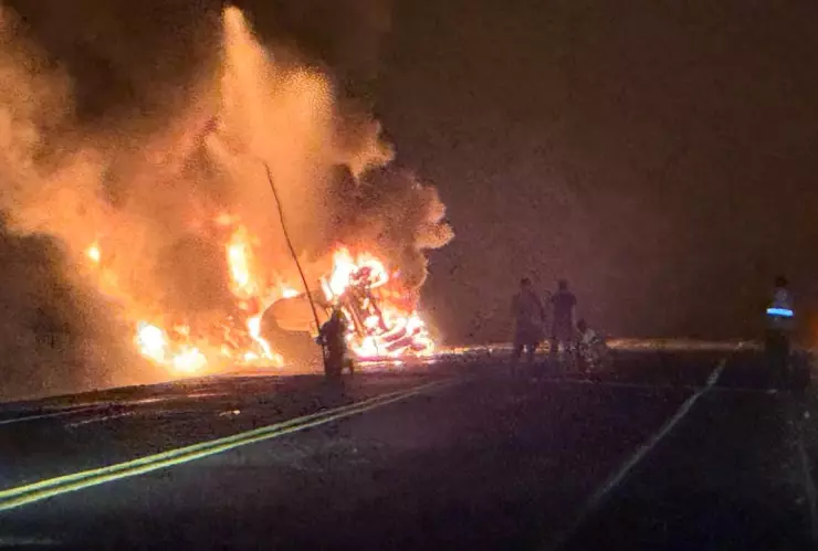 Se incendia remolque en autopista de Veracruz