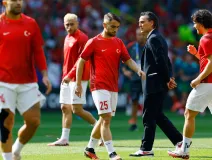 El DT de Turquía, Vicenzo Montella, observa el calentamiento de sus jugadores