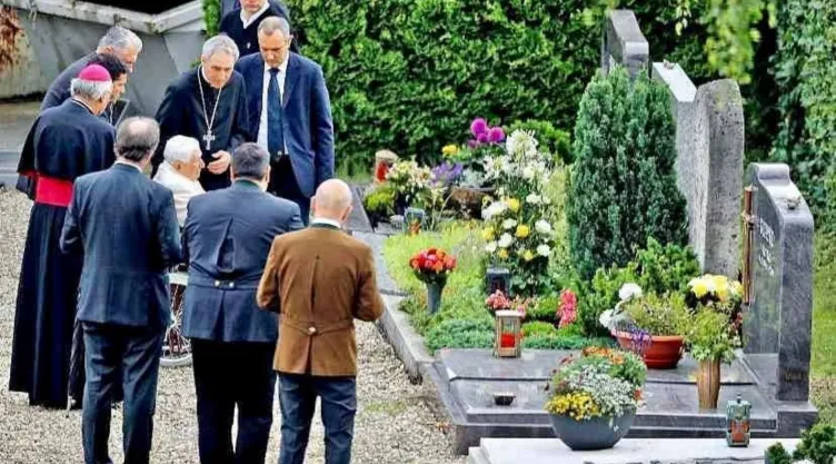 Papa Benedicto XVI en un panteón