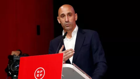 Fiscalía de España procede contra Luis Rubiales por asalto sexual y coerción