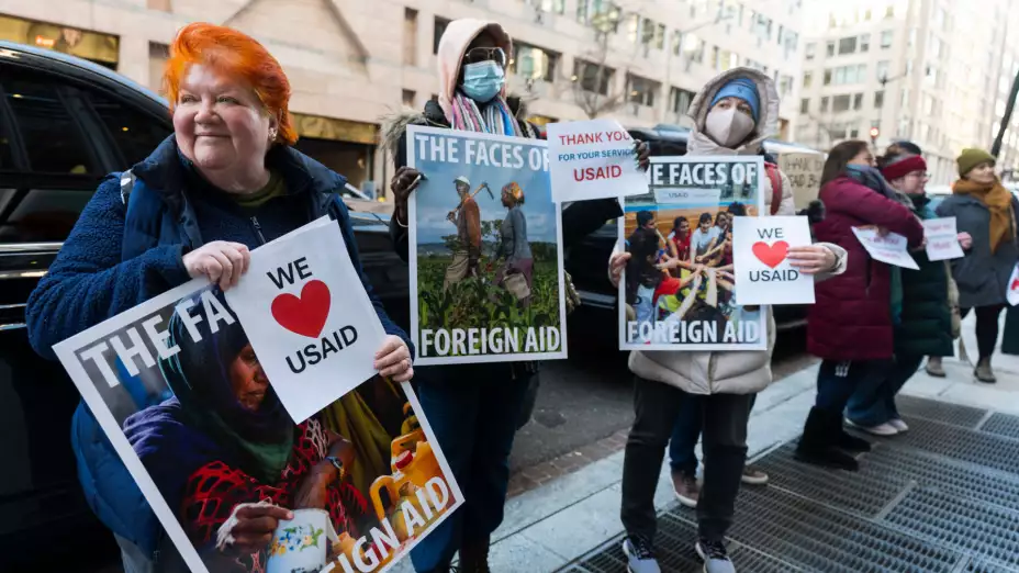 Trabajadores de USAID protestan por congelamiento de fondos.