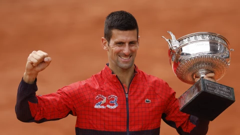 Novak Djokovic con el trofeo de Roland Garros