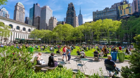 un hermoso día soleado en Bryant Park