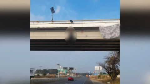Cuelgan cuerpo desmembrado en puente de Chiapas; Fiscalía indaga
