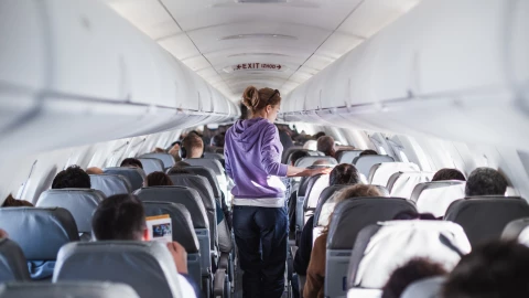 Una persona parada en el avión