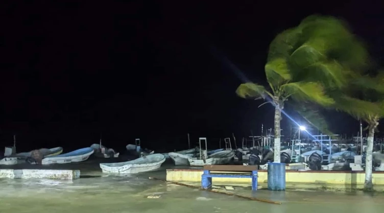 En Quintana Roo las costas se mantienen cerradas a la navegación debido al frente frío.