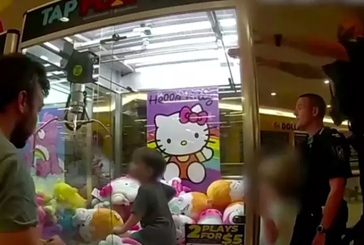 Niño queda atrapado en máquina de juguetes