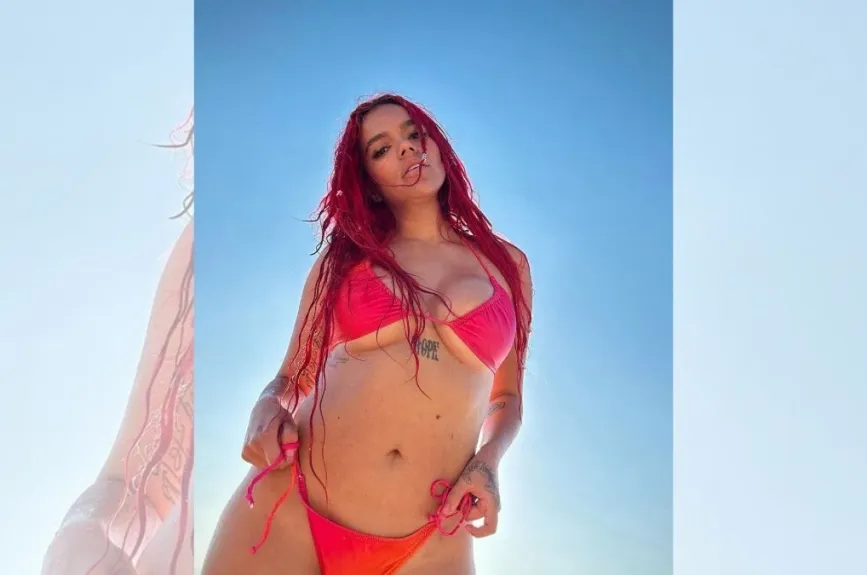 Karol G en bikini rojo.jpg