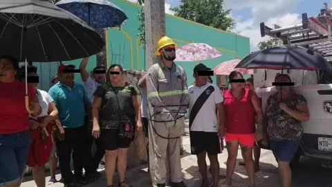 Ciudadanos de Valladolid amarraron a empleado de CFE