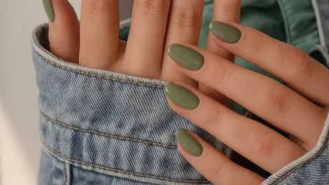 7 diseños de uñas recomendados y hechos por la IA para ponerte en marzo 2026