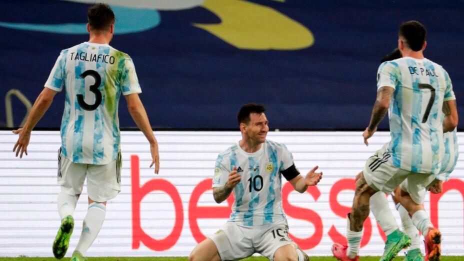 Jugadores de Argentina celebran con Messi
