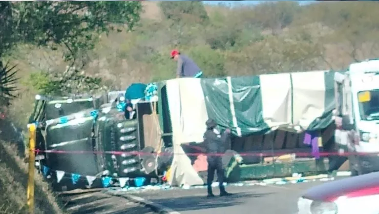 VIDEO: Volcó camión con peregrinos tras accidente rumbo a Juquila; quedaron prensados